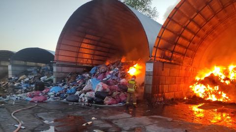 Ostróda. Pożar w sortowni opadów. Z ogniem walczyło dwanaście zastępów straży pożarnej