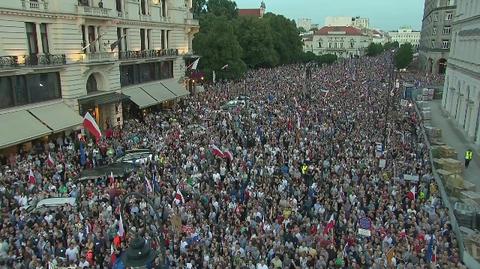 Wojciech Pszoniak recytuje "Który skrzywdziłeś" Miłosza na demonstracji pod Pałacem Prezydenckim