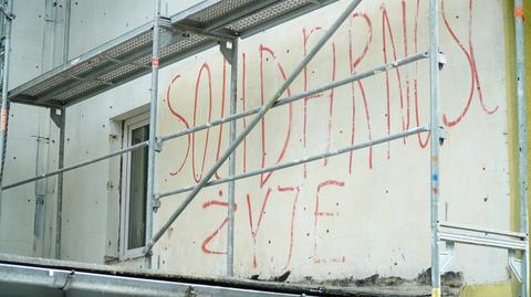 Lublin. Pracownicy firmy remontowej odkryli, podczas ocieplania bloku, napis "Solidarność żyje" (materiał z 10.08.2022)