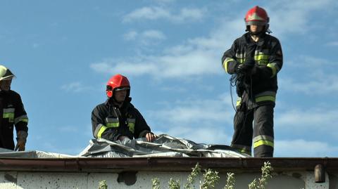 Strażacy zabezpieczyli dach, z którego wichura zerwała papę
