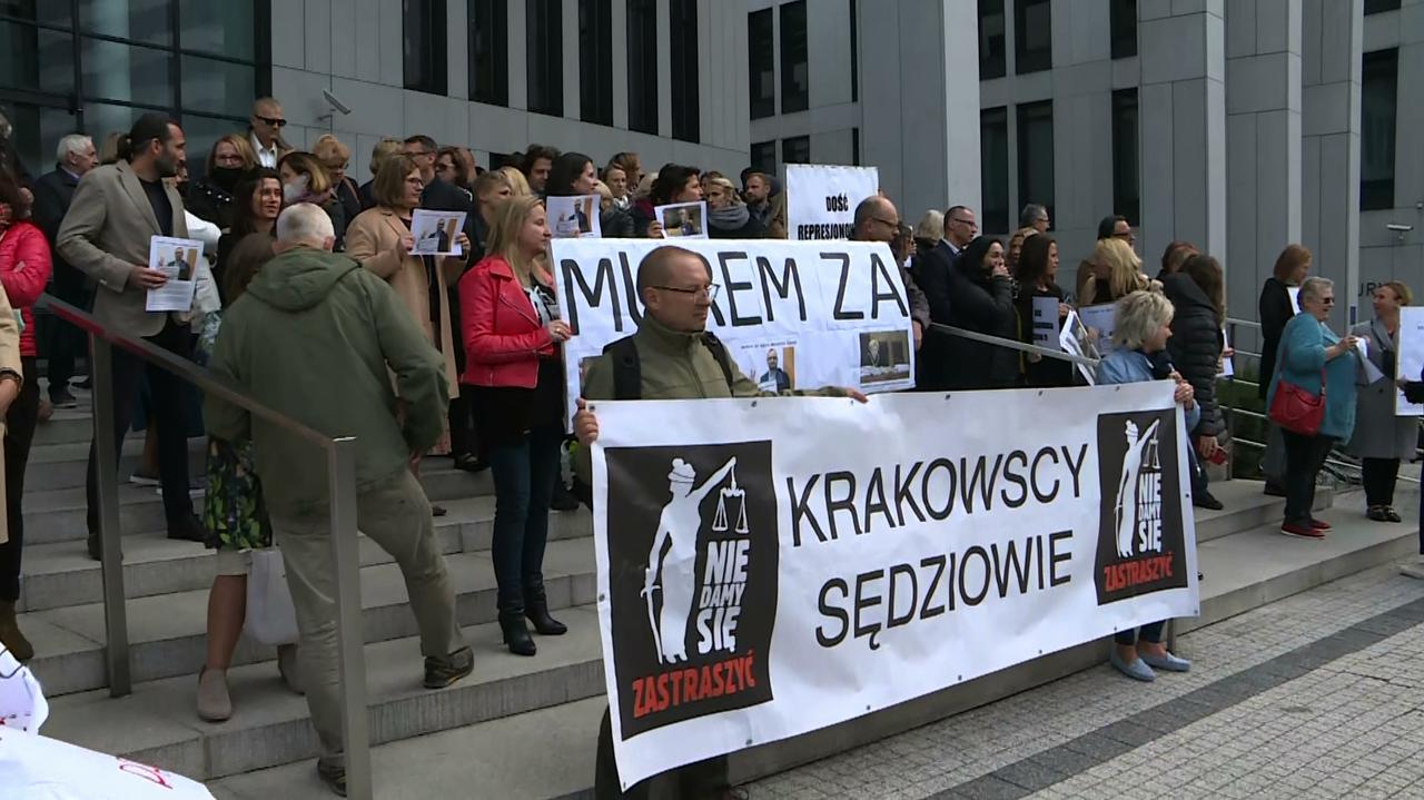 Trwa całodzienny protest krakowskich sędziów z powodu przeniesienia Macieja Czajki, Beaty Morawiec i Katarzyny Wierzbickiej