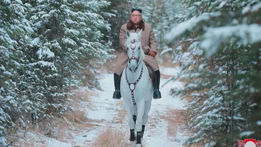 Kim Dzong Un na białym koniu przemierza zbocza świętej góry Pektu