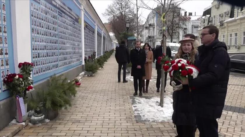 Il primo ministro Mateusz Morawiecki ha deposto fiori sul muro in ricordo di coloro che si sono innamorati dell'Ucraina nella cattedrale di Santa.  Michael