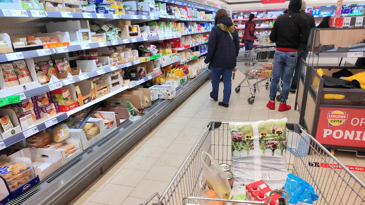 Więcej Polaków robi zakupy na zapas, drastycznie wzrósł indeks niepokoju
