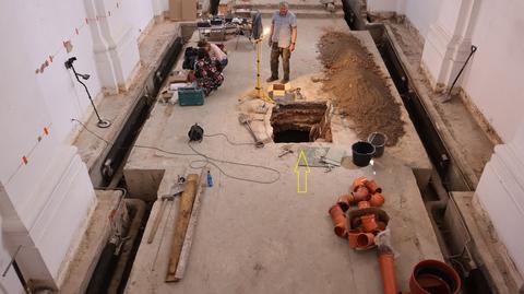 Chełm. W budynku dawnej cerkwi unickiej archeolodzy odkryli tajemniczą kryptę. W środku było dziesięć pochówków (materiał z 19.07.2022)
