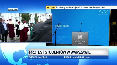 Protest studentów przed Uniwersytetem Warszawskim