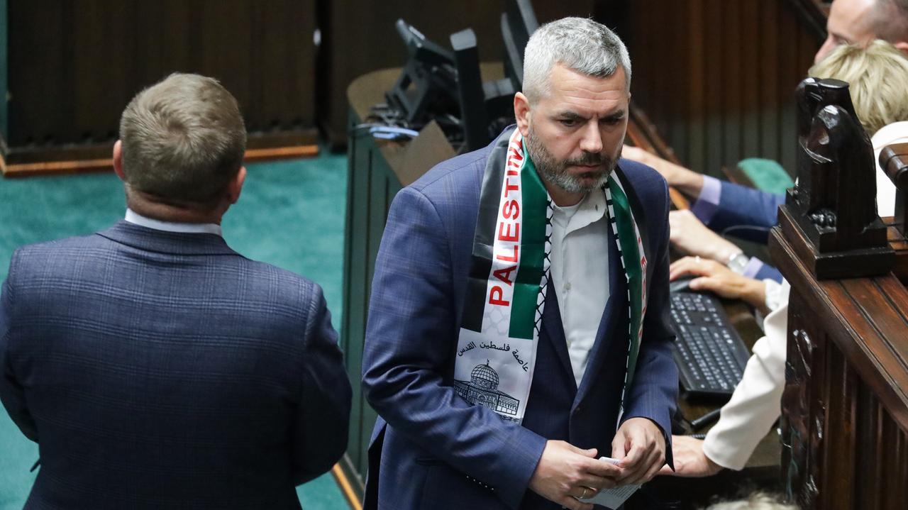 Poseł w symbolicznym szaliku na mównicy. "Bezczynność i milczenie są porażające"