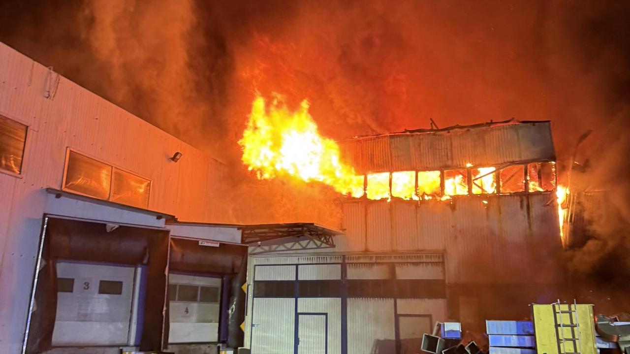 Rozległy pożar hali magazynowej. Na miejscu działało 160 strażaków