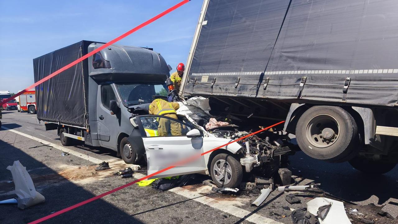Wypadek na A1: samochód wbił się pod ciężarówkę, autostrada zablokowana