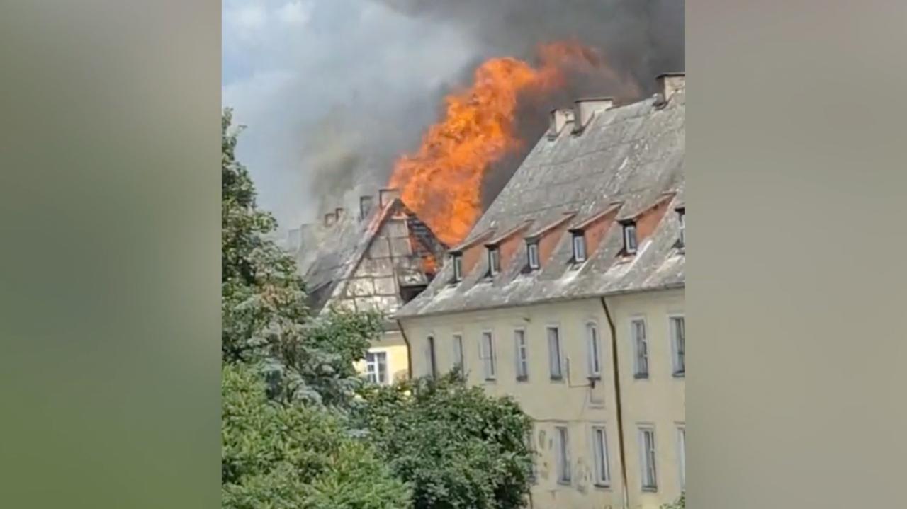 Ogień na poddaszu kamienicy. Ewakuacja 40 osób, apel burmistrza