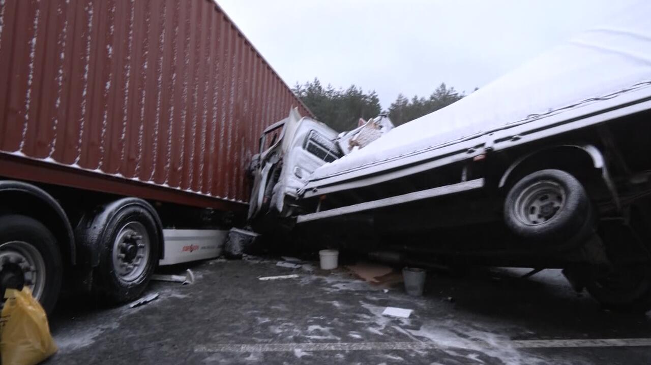 Zderzenie trzech samochodów na DK11, jedna osoba ranna