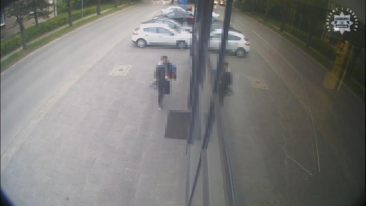 Wbiegł do komisariatu z sześcioletnim synem. Chłopiec nie mógł oddychać