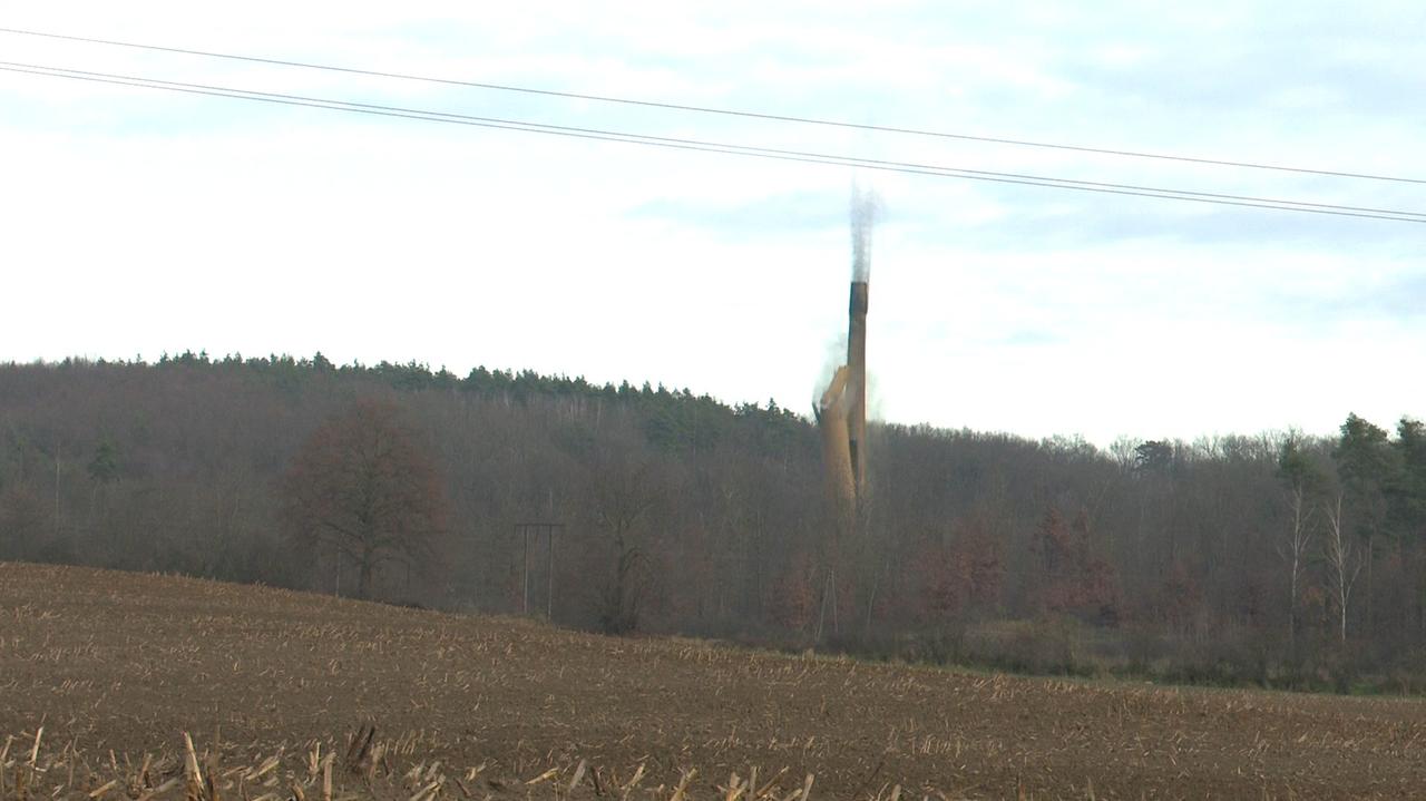 XIX-wieczny komin runął w kilka sekund. Nagranie