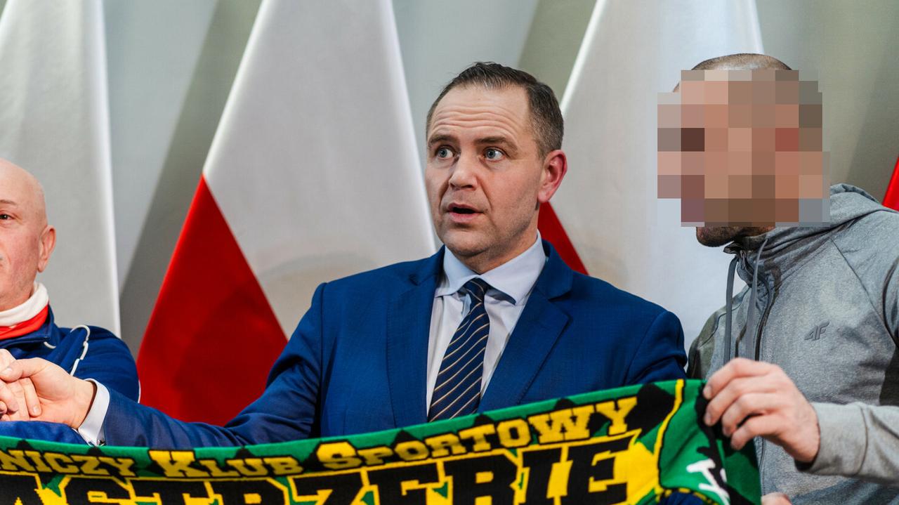 Nawrocki sfotografował się z pseudokibicem, który siedział za pobicie hokeisty