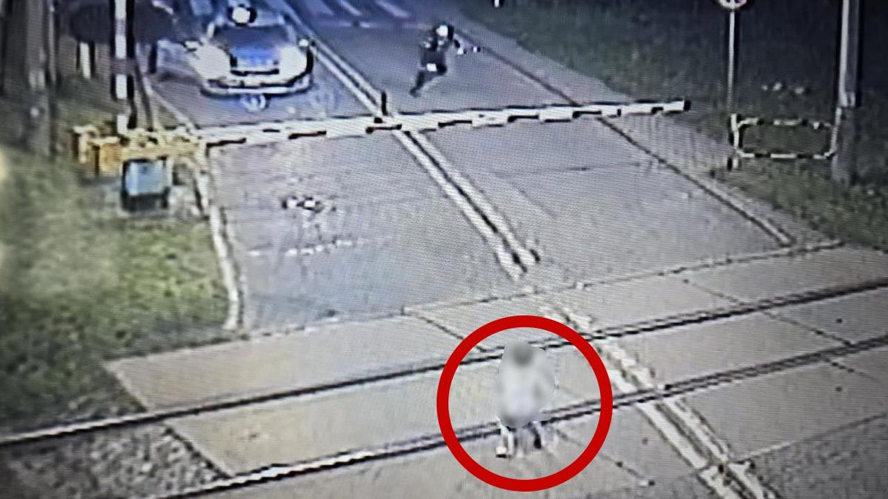 Sześciolatek o 4.30 bawił się na przejeździe kolejowym. Uratowali go policjanci. Nagranie