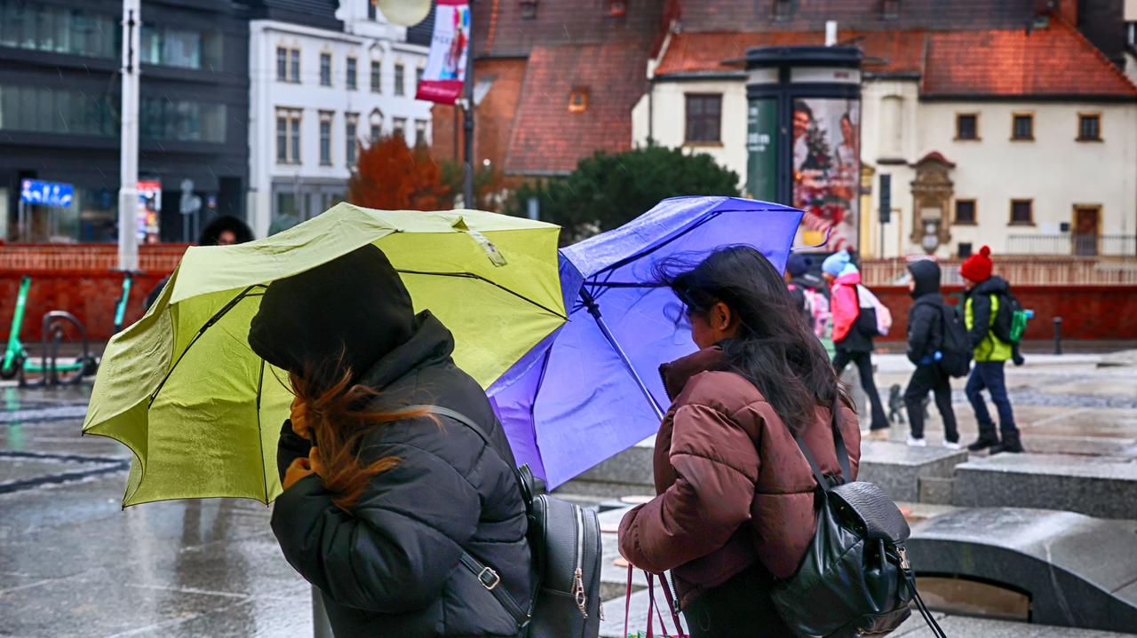 Pogoda na dziś - poniedziałek, 27.10. Deszczowy początek tygodnia, w górach sypnie śniegiem