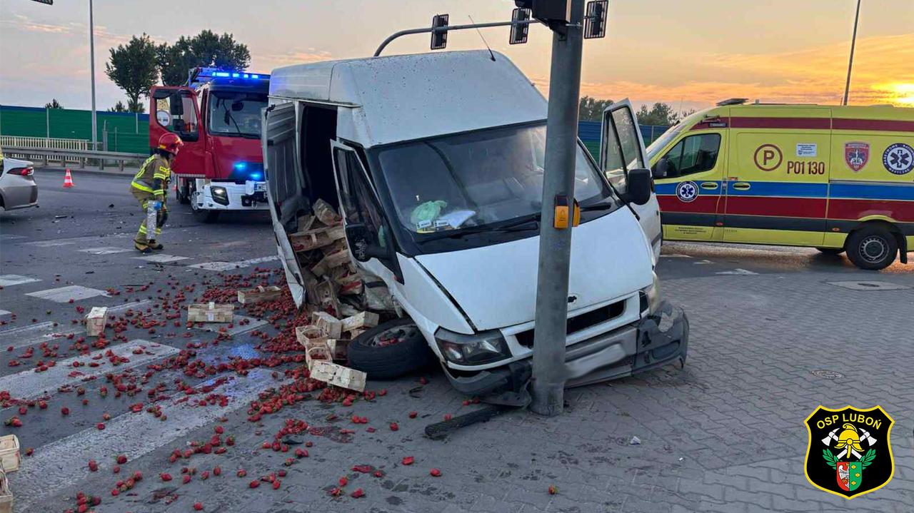 Roztrzaskany bus i kilogramy truskawek na drodze