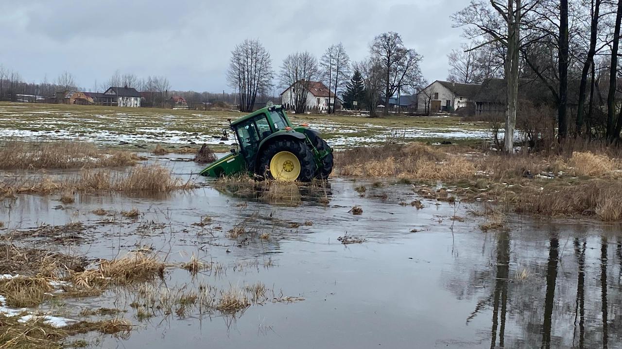 Pościg na drodze krajowej. Uciekał ciągnikiem. Wjechał do rzeki
