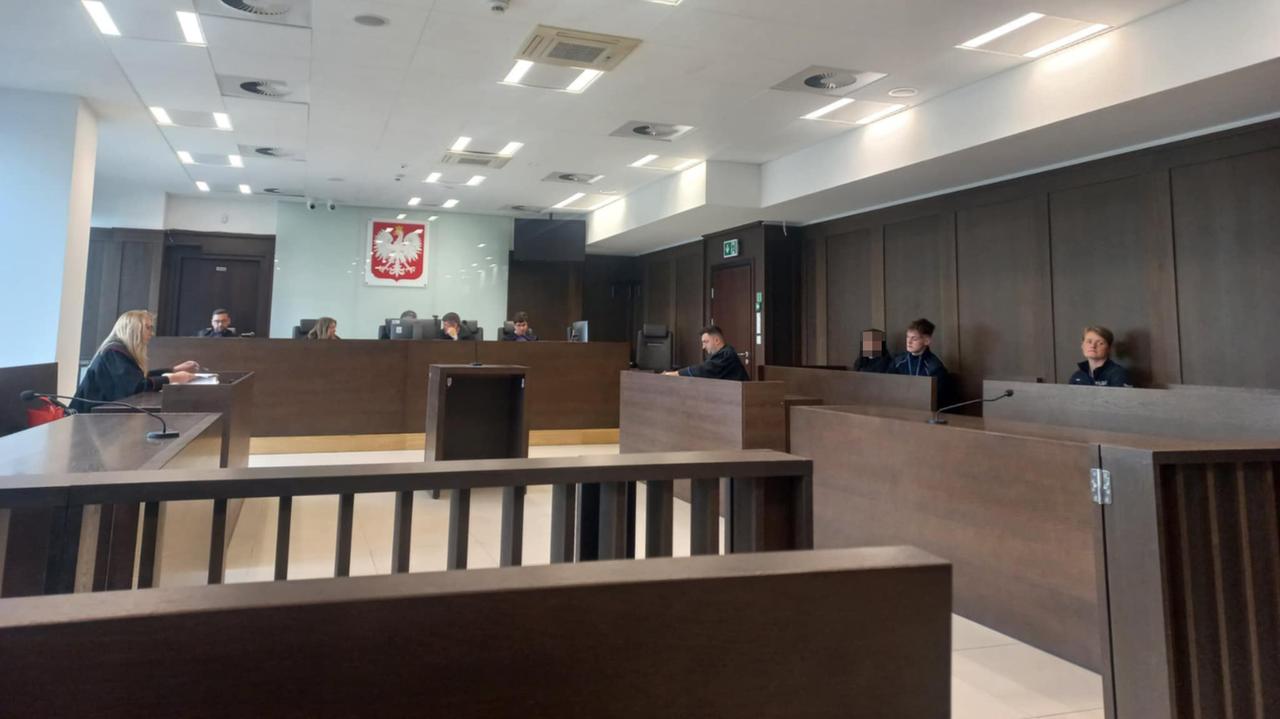 "Zobaczyłem, że syn leży na ziemi, był jeszcze przytomny". Adrian miał rany od nożyczek i śrubokrętu