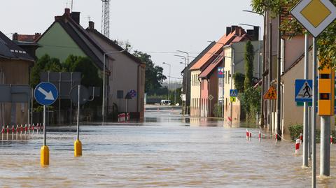 Należy unikać kontaktu z wodą powodziową. Zamoczona żywność, nawet zapakowana, jest do wyrzucenia