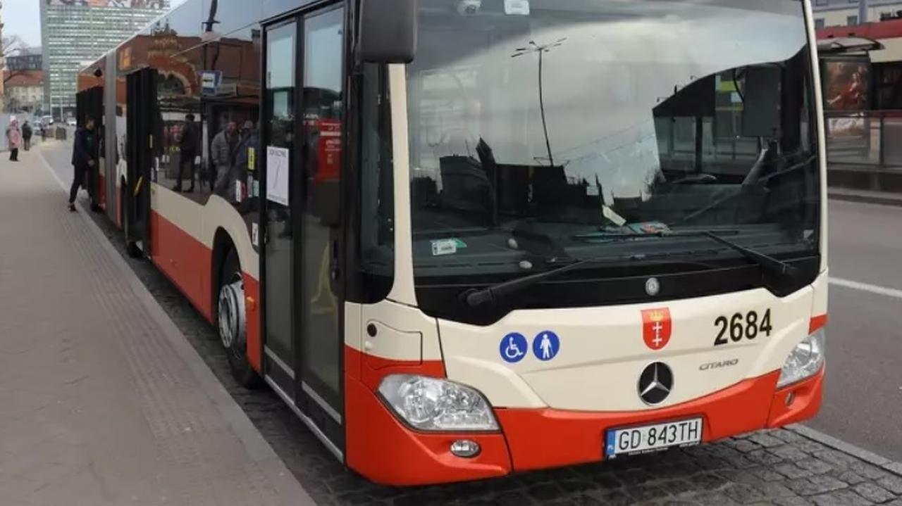 Jechał wężykiem, kierowcy dwóch autobusów zablokowali mu drogę