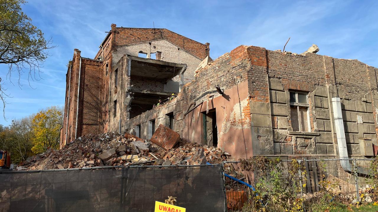 Wyburzono część zabytkowego browaru. 