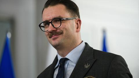 Łukasz Mejza odebrał z rąk szefa PKW zaświadczenie o wyborze na posła 