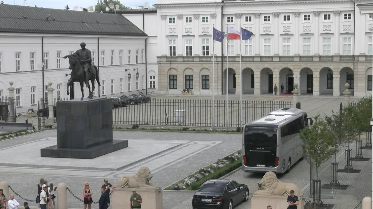 Autokar przed Pałacem Prezydenckim. Przyjechali do Dudy