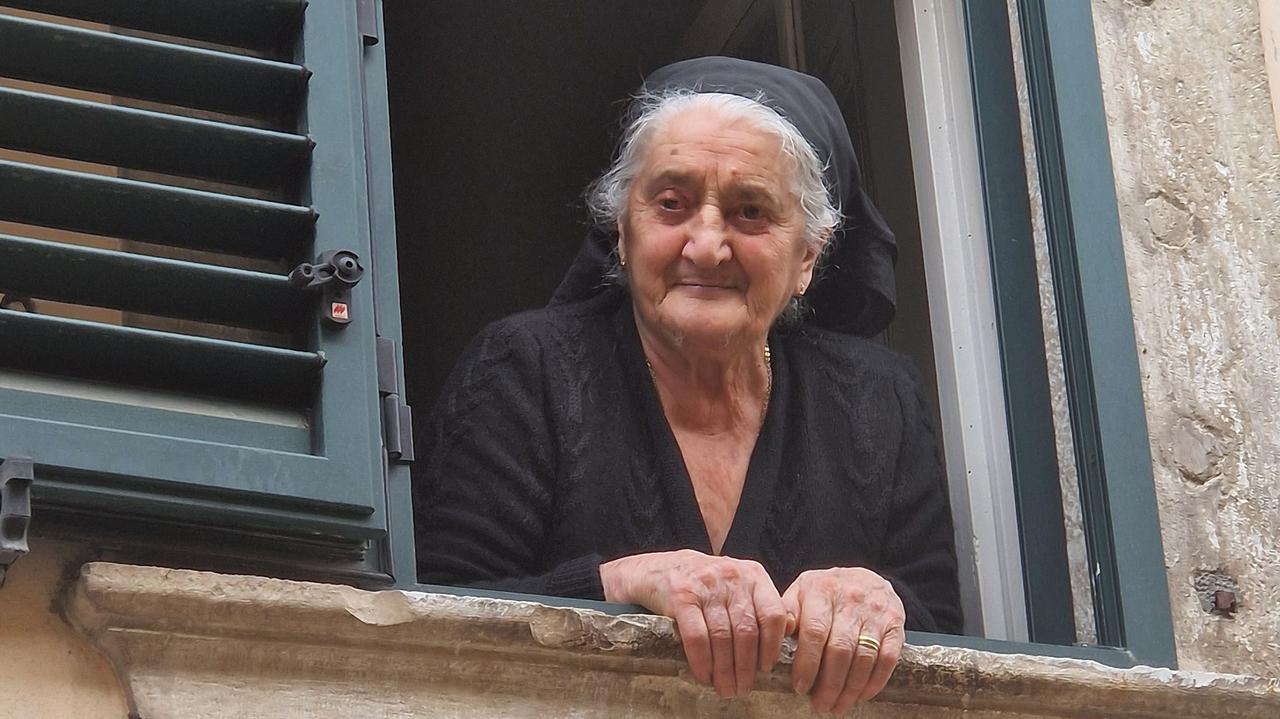 Od ponad 75 lat zakłada ten sam strój. Czasem musi przeganiać turystów