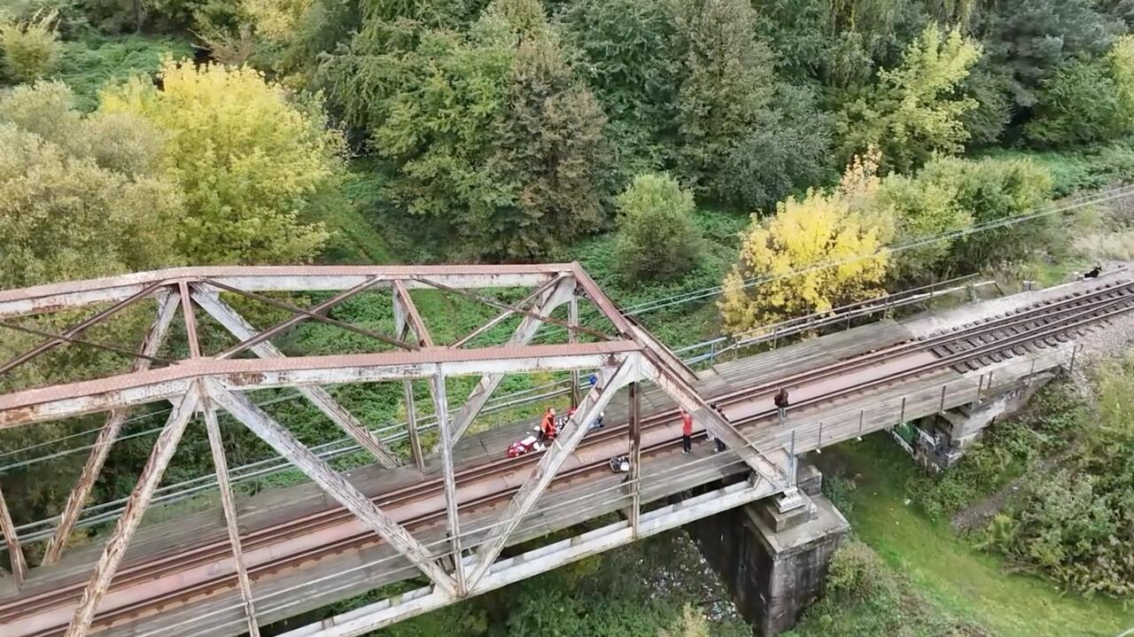 Wszedł na most, raził go prąd, spadł na tory. 17-latek w szpitalu