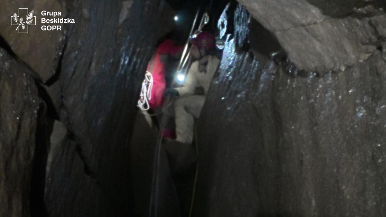 Grotołaz zakleszczony w szczelinie. Akcja ratowników GOPR