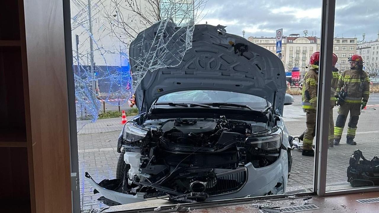 Samochód wjechał w witrynę restauracji. Są poszkodowani
