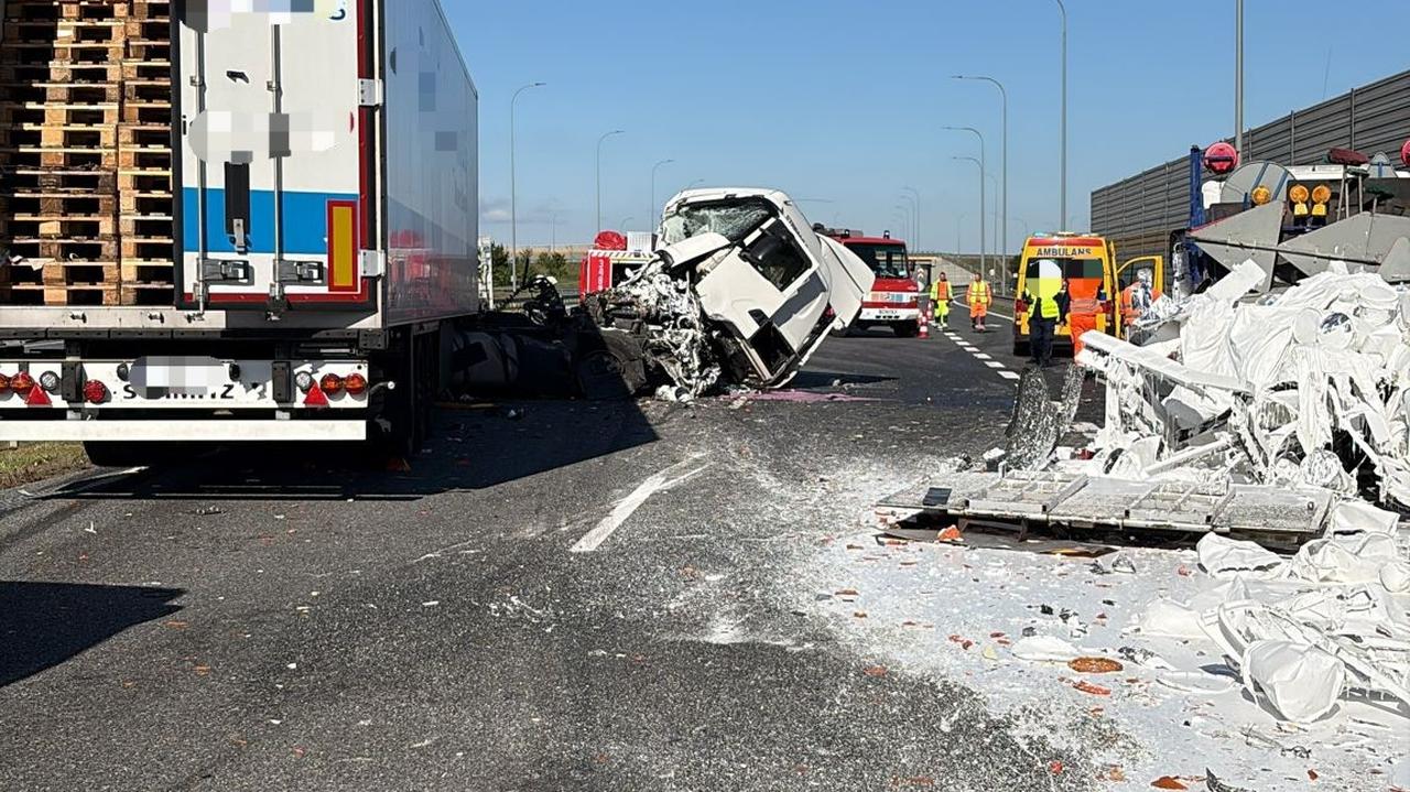 Wypadek na A1. Ciężarówka wjechała w pojazd służby drogowej