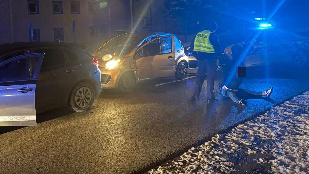 Chcieli odebrać od seniorki pieniądze, wpadli przed blokiem. Za jednym ruszył pościg
