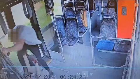 Skatował kontrolera biletów. Usłyszał zarzut usiłowania zabójstwa i został aresztowany