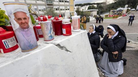 Papież Franciszek pozostaje w szpitalu