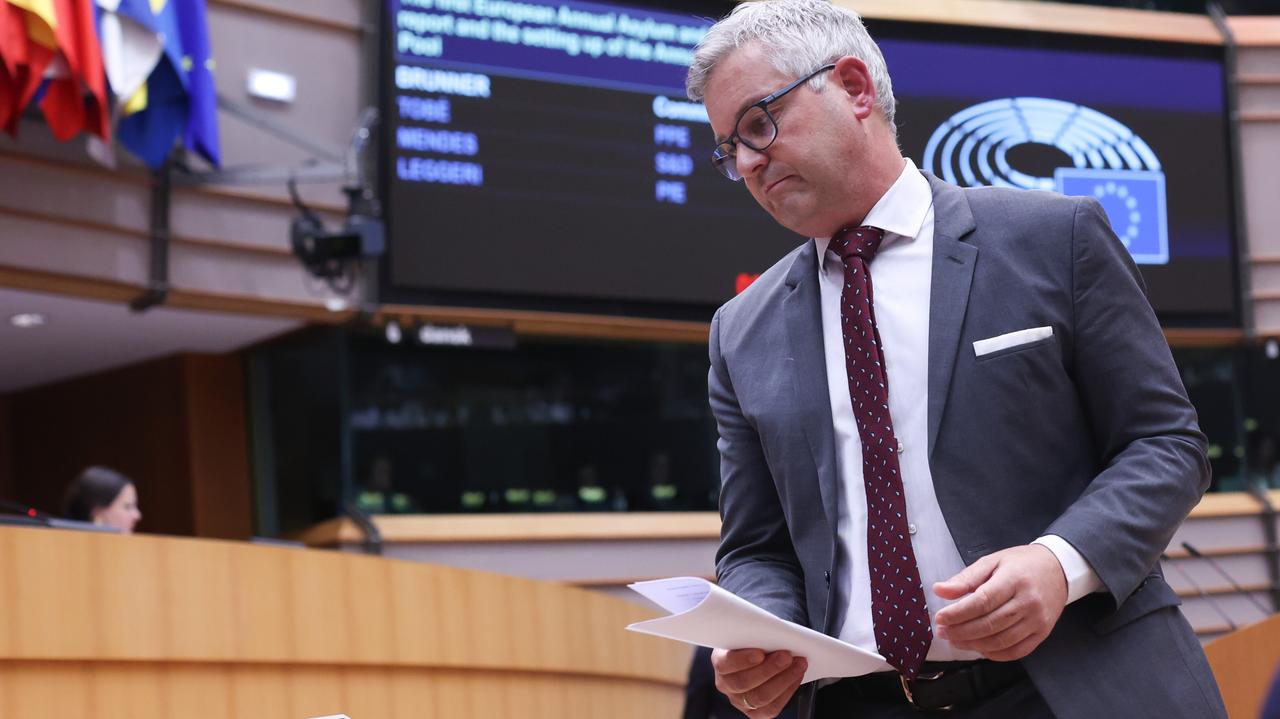 Komisarz do spraw migracji o pakcie: państwa same wybiorą formę solidarności w polityce migracyjnej