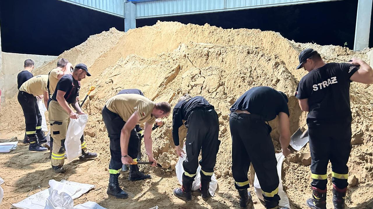 Ostrów Wielkopolski. Antes de las fuertes lluvias, distribuyen sacos de arena a los residentes. “Ellos conocen mejor su territorio”