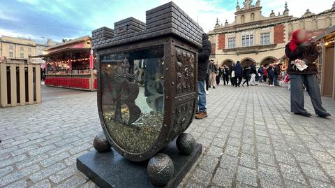 Słynna skarbonka wróciła na krakowski Rynek Główny po naprawie