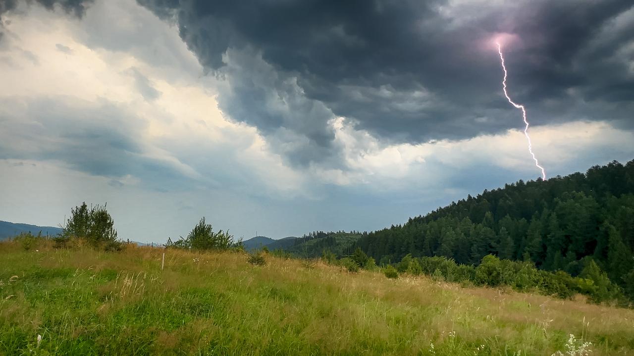 Burze, grad i ulewy. Co przyniosą kolejne dni majówki