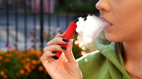 Dr Matuszkiewicz o e-papierosach: spalanie smakowych związków generuje związki o działaniu rakotwórczym