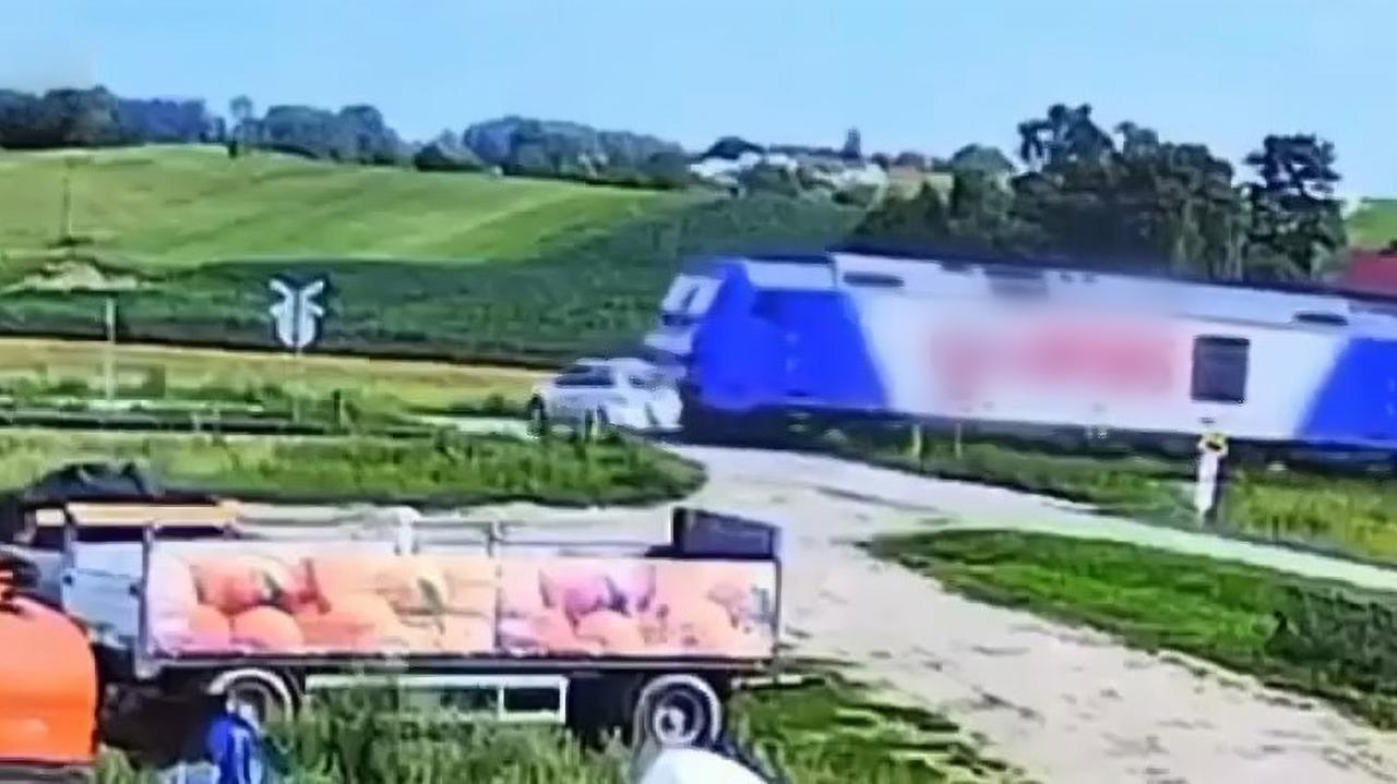 Nie zatrzymał się przed przejazdem, pociąg zmiótł auto