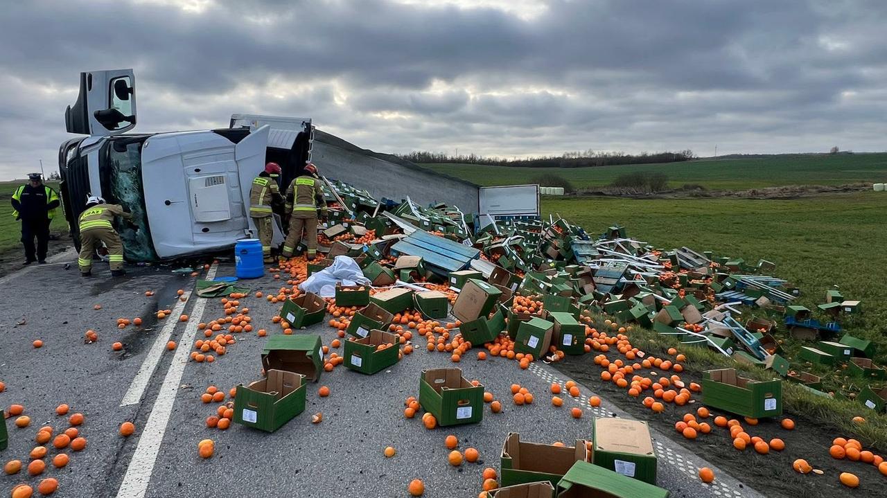 Przewróciła się ciężarówka z cytrusami. Kilka godzin utrudnień