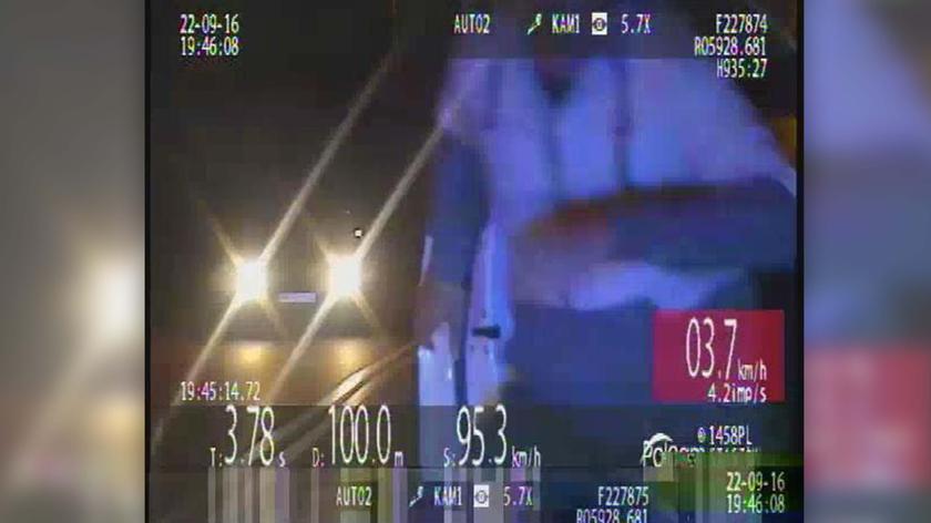 Świętokrzyskie. Policyjna eskorta samochodu z krztuszącym się dwulatkiem (wideo z 20.09.2022)