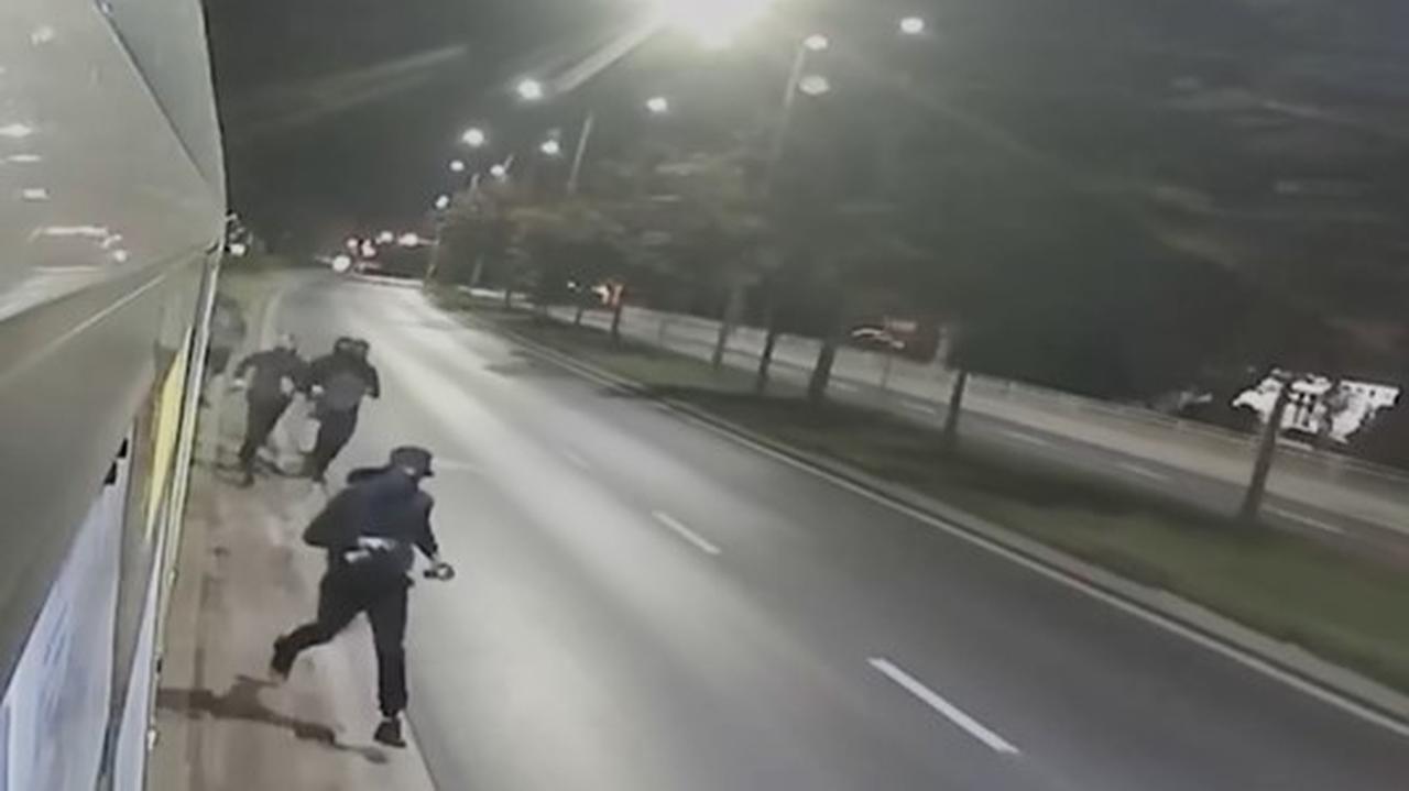 Zamaskowani wandale zatrzymali tramwaj i zniszczyli go farbą. Nagranie