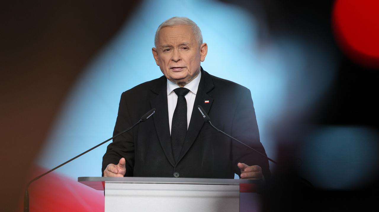 Качиньский: в наше время "полиция защищала", дубинки не применялись. Поэтому напоминаем