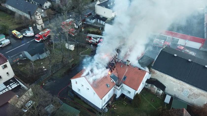 Strażak uratował 6 osób z płonącego budynku