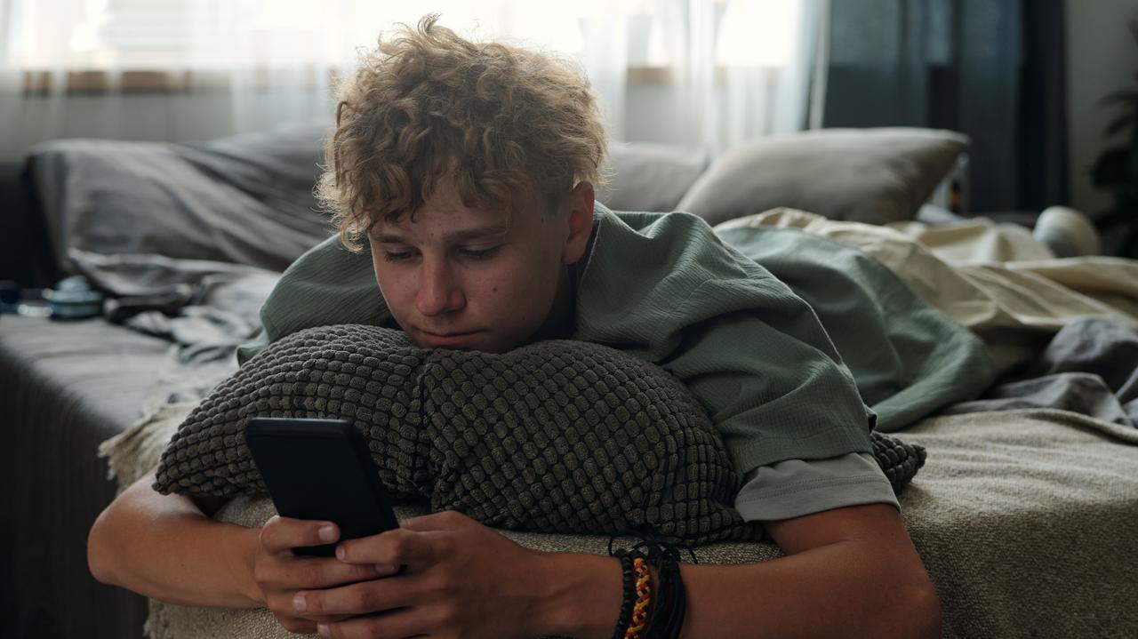 Spędzasz tak ponad dziesięć godzin tygodniowo? Twoje zdrowie może na tym cierpieć