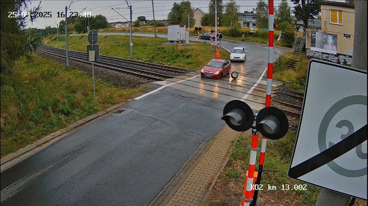 Przejeżdżali przez tory, gdy w aucie odpadło koło. Nagranie