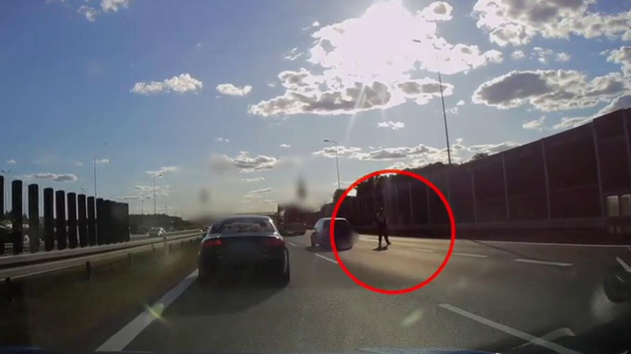 Niebezpiecznie na A4. "Spacerował po autostradzie. Przy uchu trzymał telefon"
